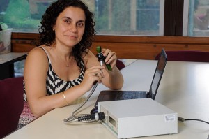 Analìa Iriel con el dispositivo que mide flourescencia en la planta.
