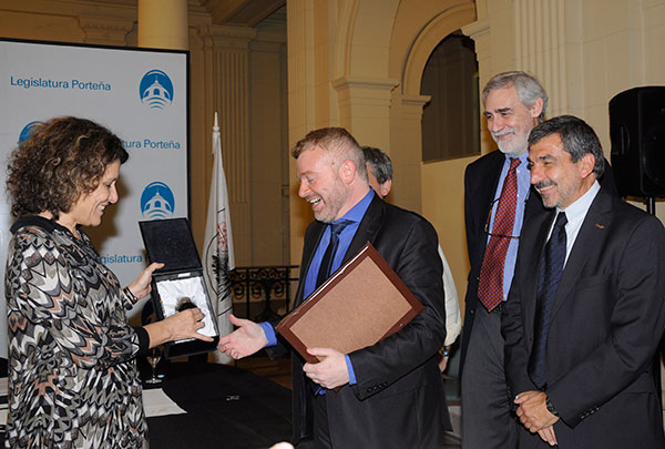 Gabriel Rabinovich recibe la distinción de manos de la legisladora Gabriela Alegre. foto: Diana Martine LLaser.