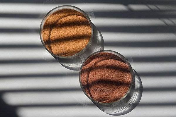 Los alimentos procesados, como hamburguesas y salchichas, requieren, además de aditivos antimicrobianos, el agregado de antioxidantes. “Los que se emplean en la actualidad son de origen químico y, además de tener que importarse, se encuentran cuestionados en cuanto a sus posibles efectos en la salud. Por eso se busca obtenerlos de fuentes naturales”, comenta Rojas.
