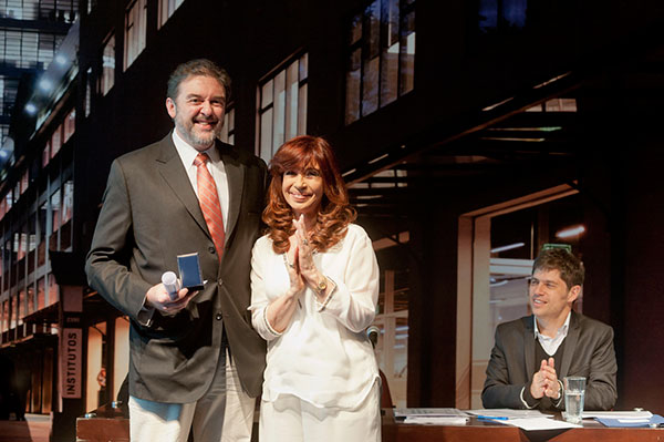 Juan Pablo Paz recibió de manos de la presidenta Cristina Fernández de Kirchner, el premio al Investigador de la Nación Argentina. Foto: MINCyT.
