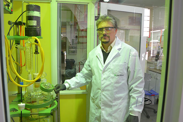 Esteban Ravaschino en el Laboratorio de Desarrollo de Síntesis de Agrofina.