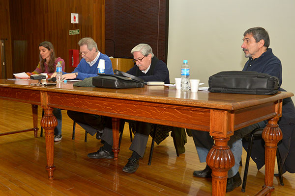 (De izq. a der.) Valeria Levy (moderadora), Gerardo Burton, Roberto Rivarola, Roberto Salvarezza. Foto: Exactas-Comunicación.