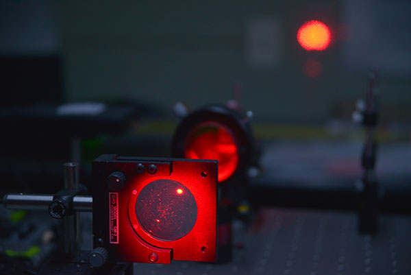 "Las propiedades inherentes de la luz, así como los avances en optoelectrónica (tecnología que combina la óptica y la electrónica), hacen que la fotónica sea muy eficiente para generar, procesar, almacenar y transportar información”, explican los investigadores.