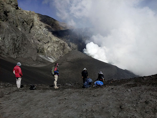 Investigadores en el cráter del volcán Copahue.