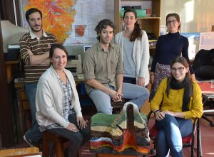 (De izq. a der.) Sentados: Cintia Bengoa, Mariano Agusto, María Clara Lamberti. De pir: Nicolás Vigide, María Laura Vélez y Victoria Nogués.