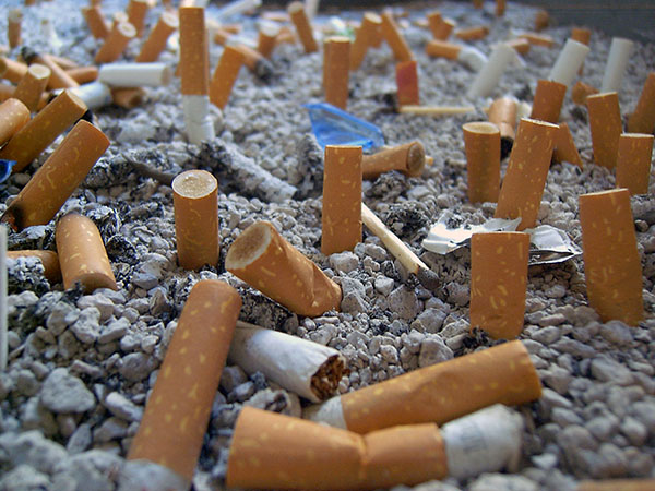 Las colillas tiradas por los fumadores en playas, parques y por doquier suman, en un año, casi un millón de toneladas de residuos tóxicos. Imagen: Marta/Flickr.