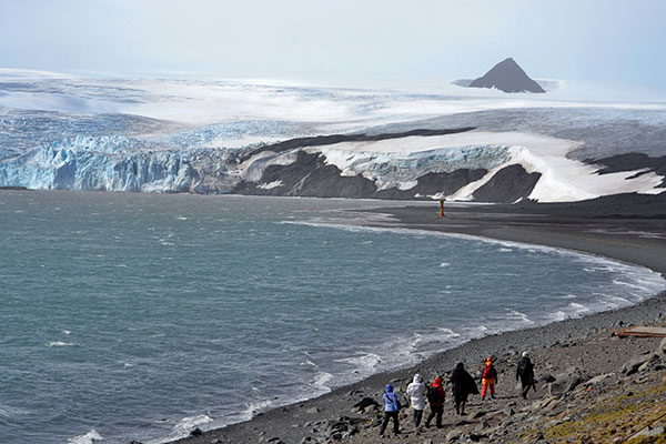 Hace más de dos décadas, en la base antártica argentina Carlini, los investigadores toman muestras de las aguas en tres estaciones en la caleta Potter, a niveles de profundidad que van desde cero a treinta metros.
