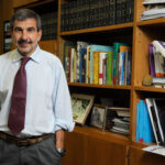 El Presidente del CONICET Roberto Salvarezza en su despacho. Foto: Diana Martinez Llaser
