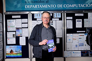 Pablo Jacovkis con un ejemplar de su libro "De Clementina al siglo XXI"