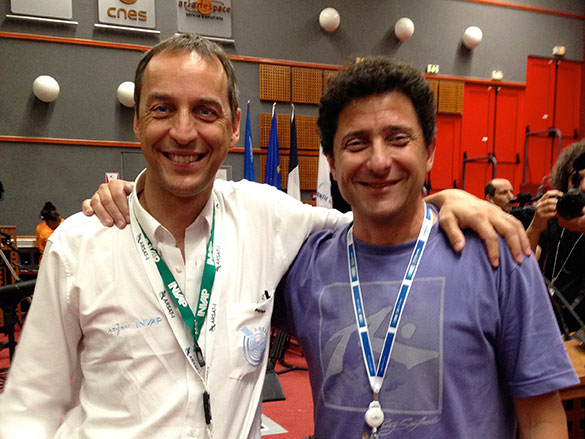 El físico Fernando Lombardo, en la base de Kourou, junto a Ignacio Grossi, jefe del proyecto ARSAT-1 por INVAP.