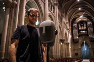 Investigadores en la catedral de Lausana durante las pruebas para reconstruir la imagen trideminsional, a partir de los ecos captados por los micrófonos