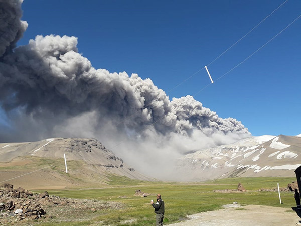 La dispersión de la cenizas no supera un radio de 50 o 60 kilómetros respecto del volcán, y no está afectando, por el momento, localidades cercanas, ni rutas aéreas.