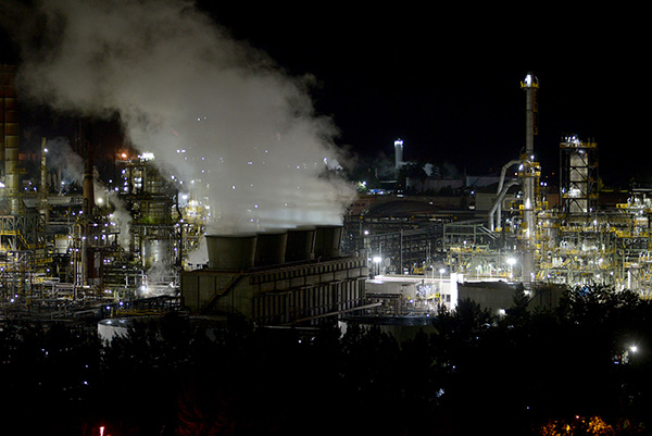 La mayor fuente de calentamiento global proviene del aumento en las concentraciones de gases de efecto invernadero. El uso y quema de combustibles fósiles en primer lugar.