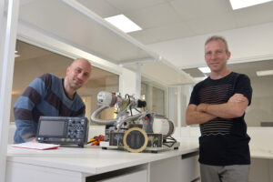 Darío Rodrigues y Javier Tiffenberg en la “clean room” del laboratorio recién inaugurado.