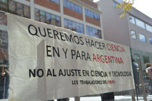 Bandera queremos hacer ciencia en y para Argentina. No al ajuste en ciencia y tecnología