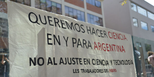 Bandera queremos hacer ciencia en y para Argentina. No al ajuste en ciencia y tecnología